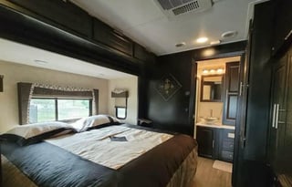 Billie’s RV! King bed - 2 bathrooms!