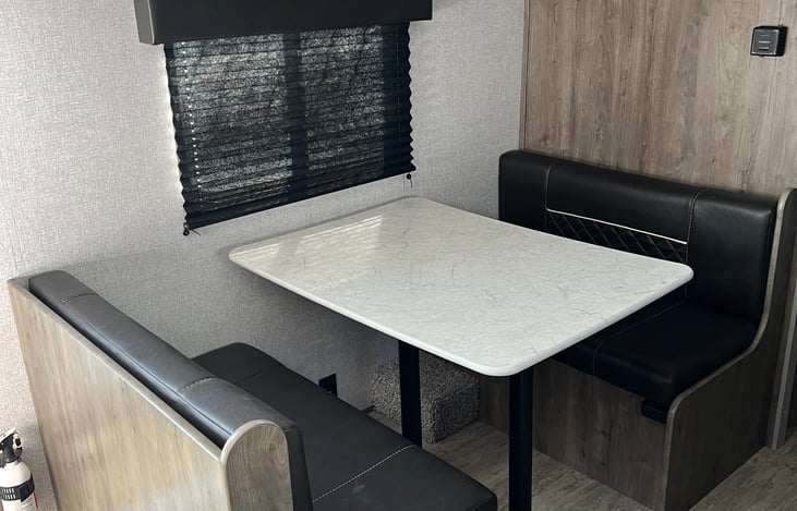 Dinette (converts to bed)