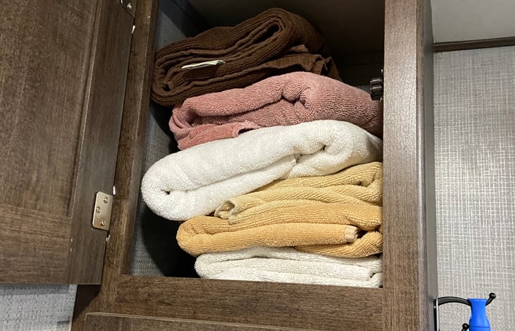 6 bath towels available for guests as well as dish towels and wash clothes and hand towels