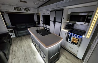 Pet Friendly Full Service Luxury 2 Bedroom RV
