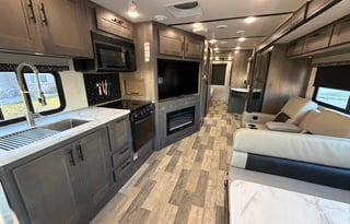 Fully Stocked Family & Pet Friendly Class A RV