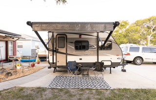 Cozy Couple - Sleeps 2 - Fully Stocked - EZ Tow