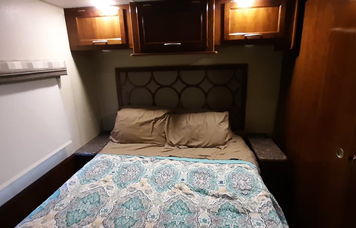 Queen size bed in Master bed room nice shelving plus a 42in flat screen tv can play movies and gamming.