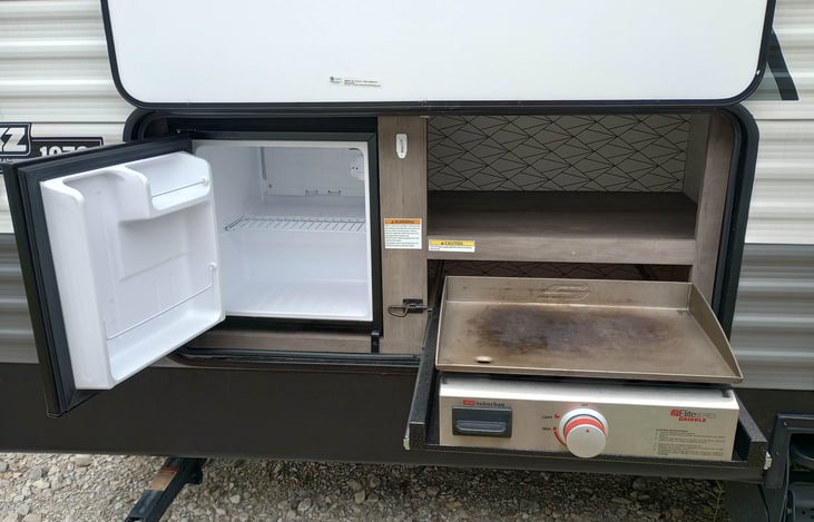 Outdoor kitchen open