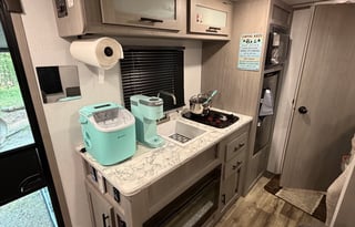 2024 Dutchman Coleman Lantern 17R