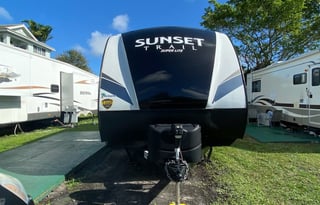 Cozy 2019 CrossRoads RV Sunset Trail Super Lite