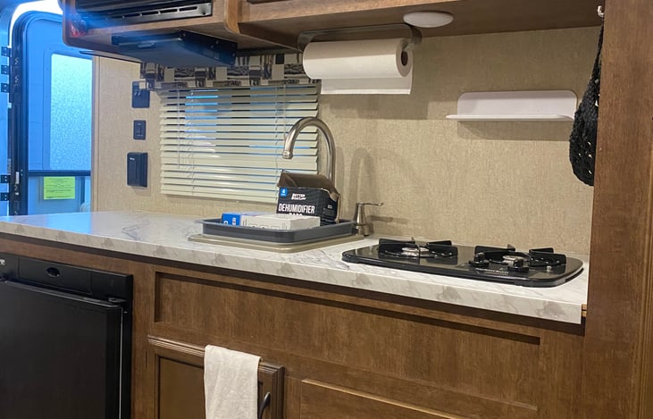 Galley with sink, 2-burner range and fridge/freezer