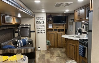 Donna's Cozy Retreat     -     2018 Zinger 30BQ