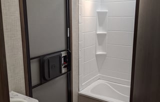 2021 Della Terra 27' sleeps 8 w King Bed