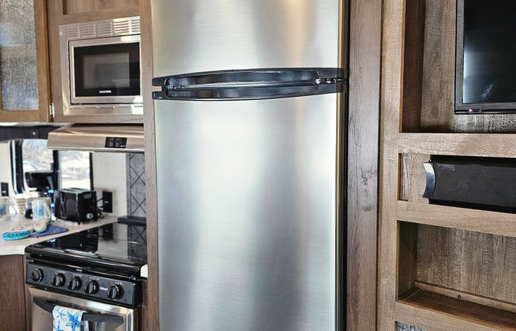 Full sized refrigerator, propane stove in kitchenette