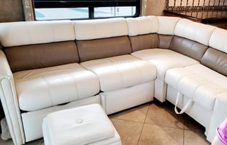 2015 Winnebago Adventurer 38Q