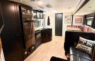 Luxury Black Label RV Sleeps 9 - Outdoor Kitchen