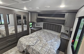 2024 GD Momentum 320G Bunkhouse/toyhauler patio!