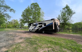Large Luxury RV with Bunkbeds, Delivery Offered!