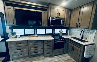 ****Adventure-Ready Family Camper – Sleeps 8***