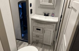 Amazing RV -2 Bedrooms, 1.5 Baths, Fully Equipped!