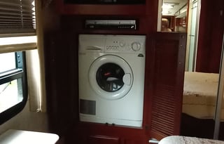 2006 Fleetwood Discovery Motor Home, 39 ft