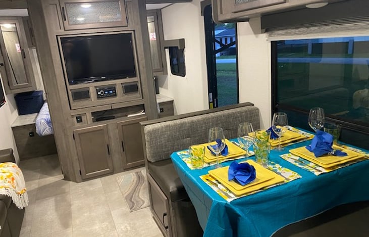 Entertainment Area, Dinette