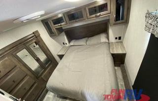 “BEAUTIFUL” 2 Bedroom 1.5 Bath, 2021 - 5th Wheel