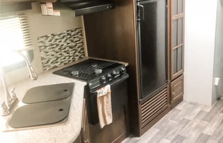 31' Travel Trailer Sleeps 10 Pet Friendly