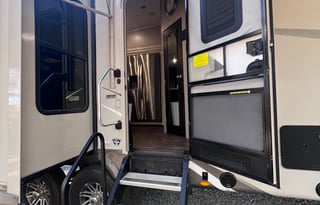 The Eagle Retreat – Luxury Jayco Eagle King Suite