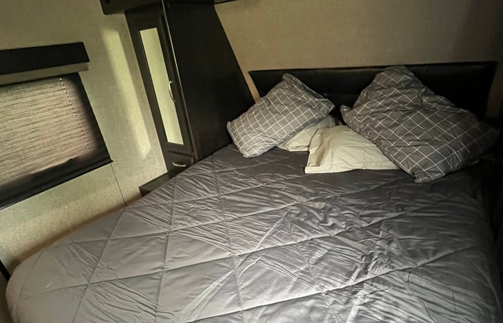 Queen bed with private entrance