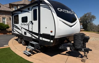 Spacious Clean 23' Outback Trailer w/slideout Bed