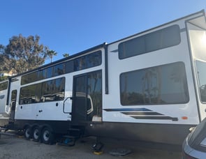 Forest River RV Salem Grand Villa 44VIEW