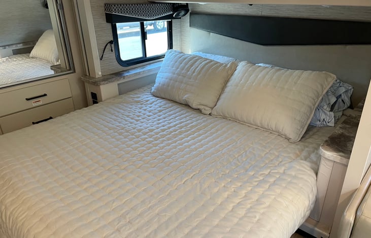 Bedroom - Queen size bed
