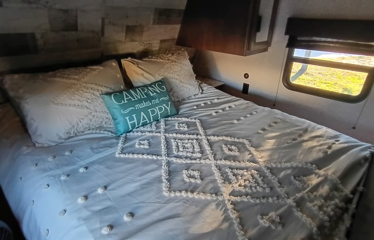 QUEEN SIZED BED W NEW MATTRESS AND MATTRESS COVER FOR CLEANLINESS.  VERY COMFY