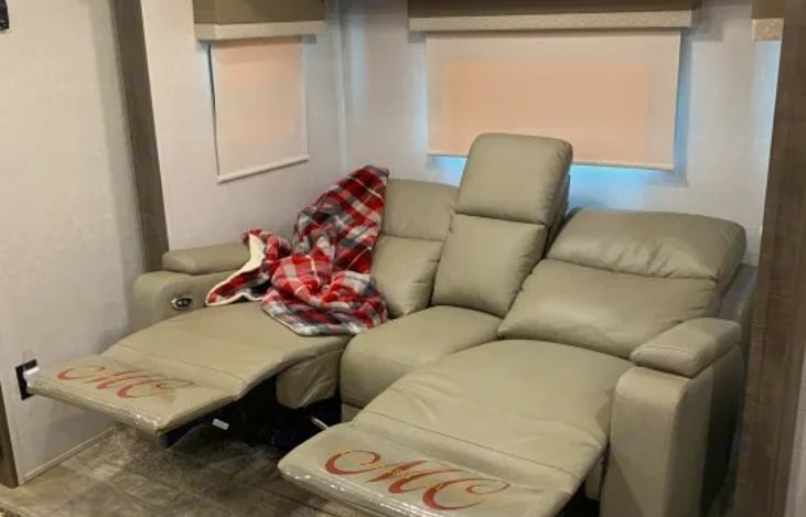 The floorplan uses its single driver-side slide out to completely clear out the midsection of the coach, introducing wide-open floor space suitable for pet kennels or easy moving.