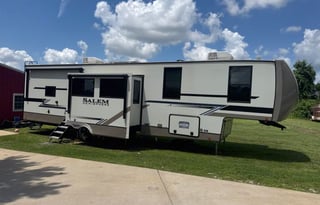 LUXURY 2 BED, 2 BATH RV W/ PRIVATE SUITE & ENTRY