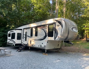 Palomino Columbus F377MB