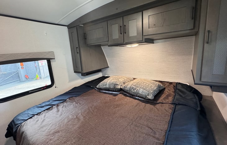 Master bedroom - Queen size bed, plenty of storage space