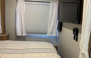 Very clean fully loaded 2020 Chateau 28E