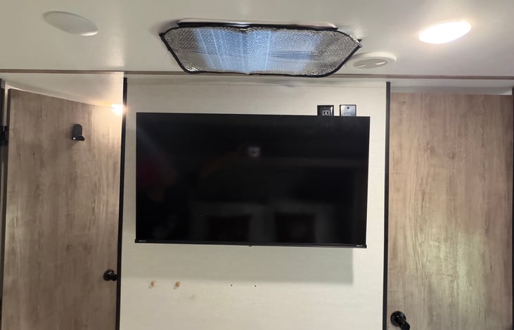 Master bedroom 40”  flatscreen