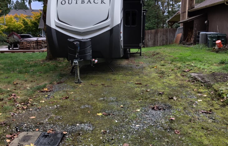 Has dual 7gal tanks for propane, B and L auto leveling system that makes set up quick and easy.  Along with 2 deep cycle batteries for plenty of standby power.