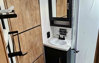 Family & Pet Friendly RV Rental- w/ Bunkhouse!