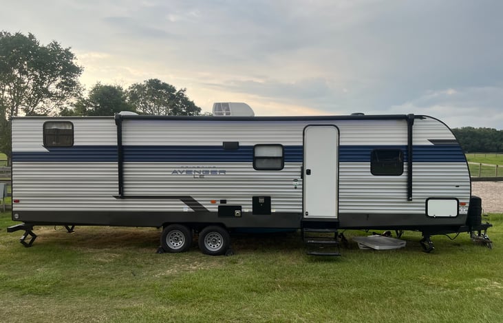 35ft pull behind camper with 1 slide out & electric awning