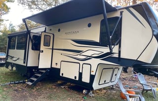 5th Wheel Montana High Country - Two Full Bath