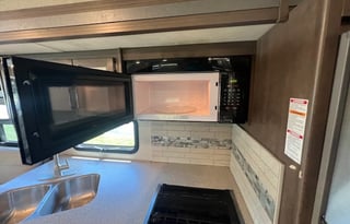 Hurricane 34R: DreamMaker.  Satellite TV