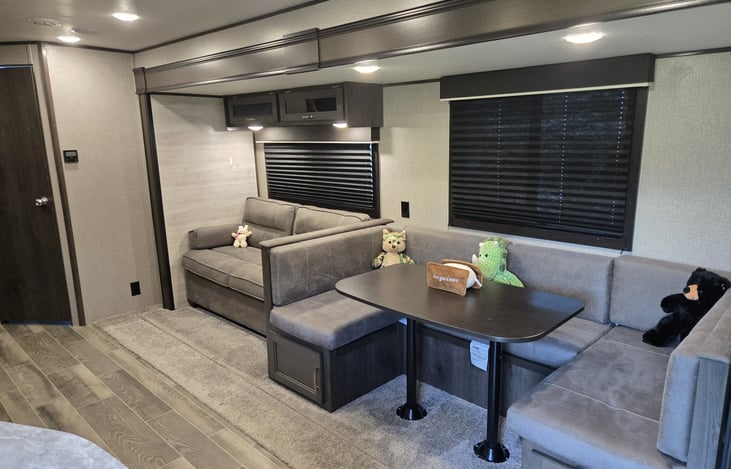 spacious liveing room for lounging, cooking and entertaining.