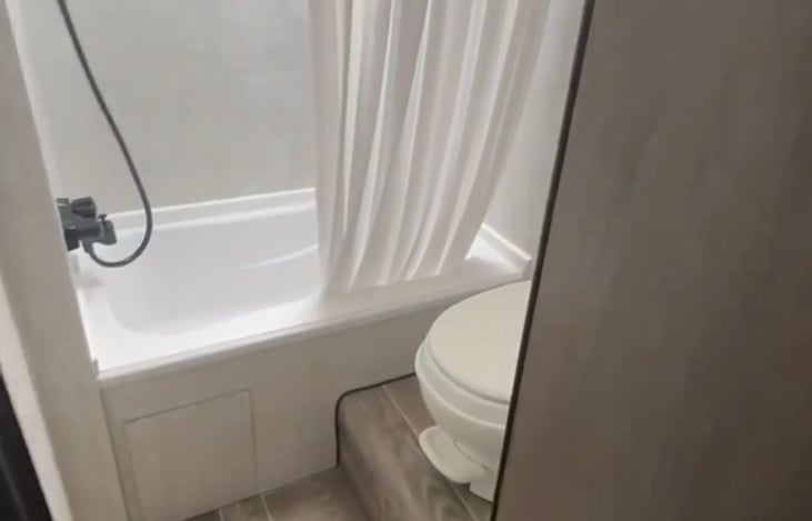 Tub/Shower and toilet