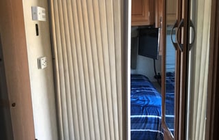 2005 28ft Toy Hauler Large Garage Pets ok free gen
