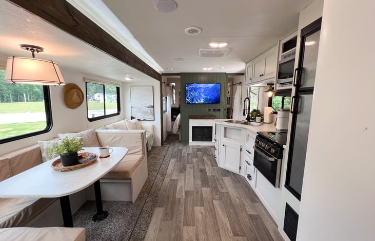 Our rental camper welcomes you with a warm fireplace and a state-of-the-art TV, creating the perfect ambiance for relaxation and entertainment.