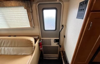 Explore in Style: 2018 Minnie Winnie 31G - Sleep9!