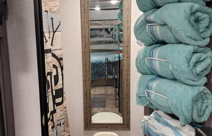 Bathroom with shower, 5 towels and washcloths are provided.