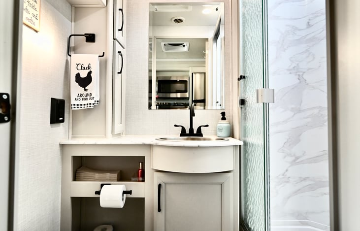 Mid-RV FULL Restroom (2nd Restroom)