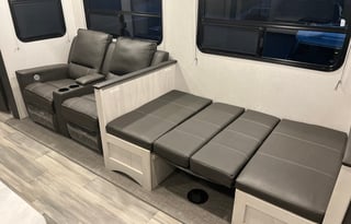 Amazing RV -2 Bedrooms, 1.5 Baths, Fully Equipped!