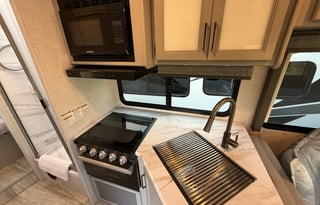 2026 Thor Chateau 30ft. RV -free private shuttle